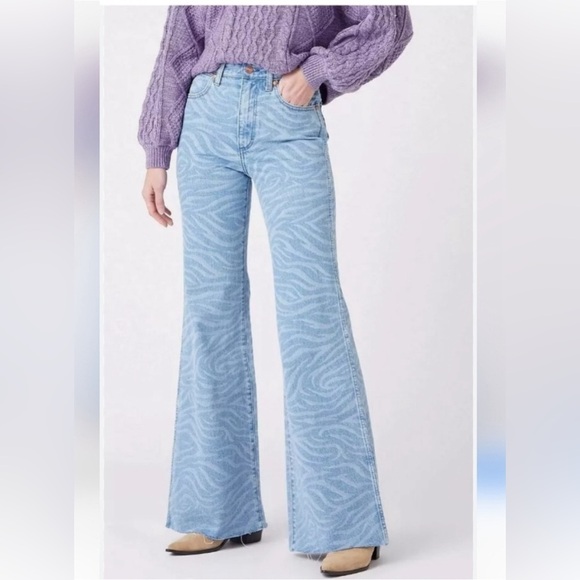 Wrangler FP Women's Meow Laser Tiger Print Wanderer Flare Jean Wide Anthropologi - Picture 1 of 10